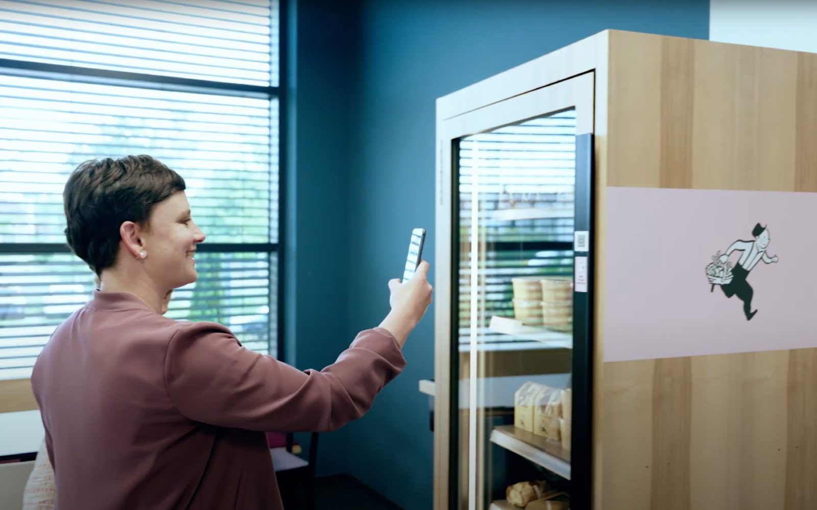 gustav market Imagefilm: Kundin am Smart Fridge
