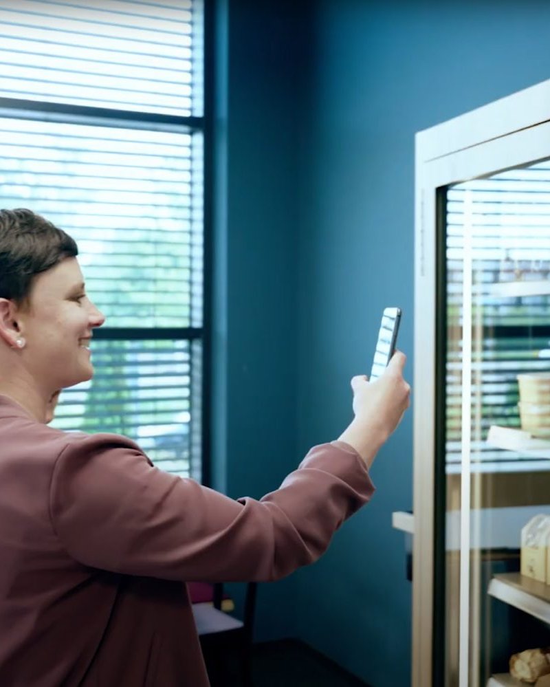 gustav market Kampagne: Kundin scannt den Smart Fridge